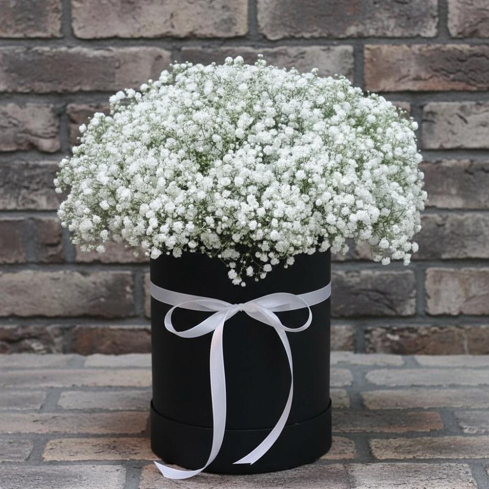 Цветочная композиция из Гипсофила в шляпной коробке в Верхней Туре