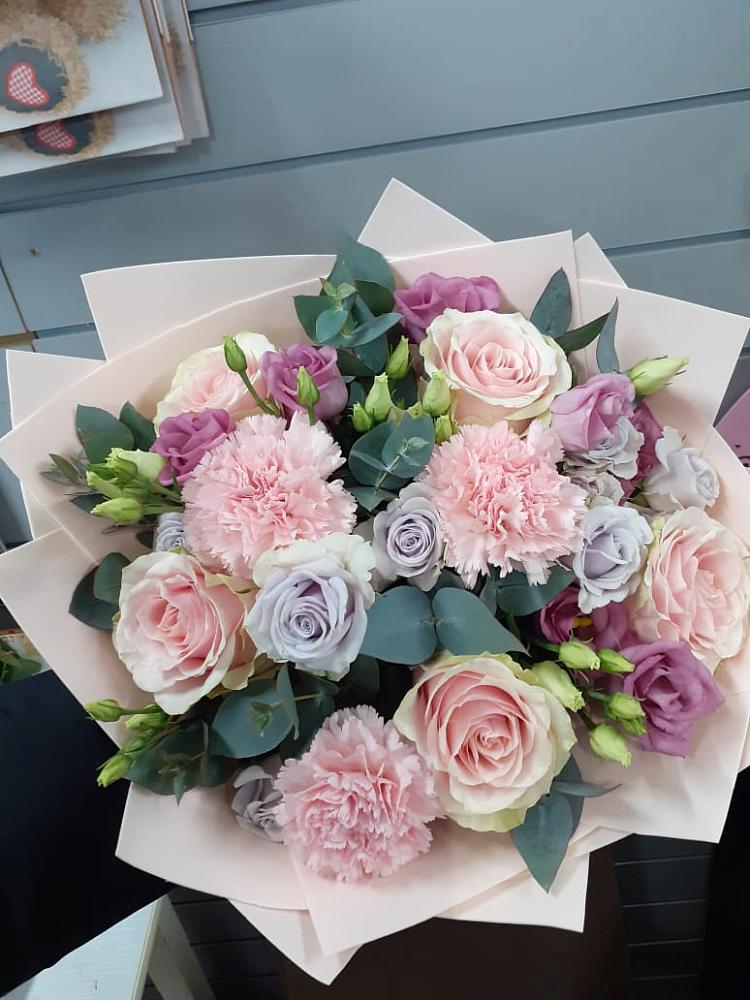 Букет цветов из: Розы, Гвоздики и Лизиантусы в Верхней Туре