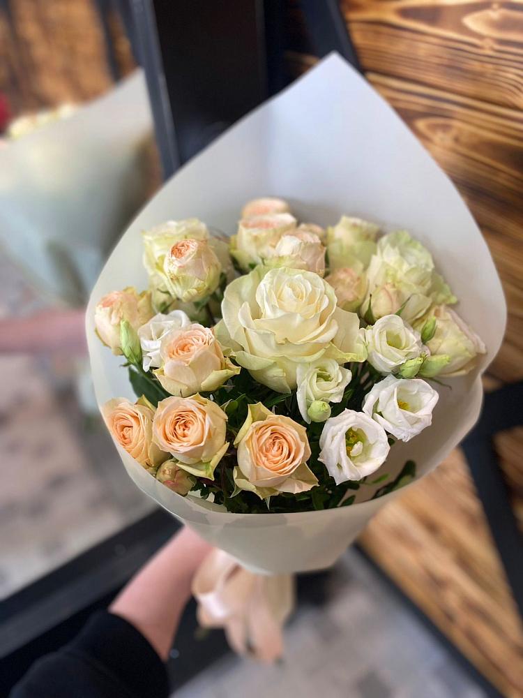 Букет цветов из: Розы и Лизиантусы в Верхней Туре